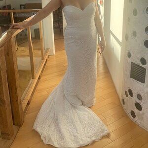 Beautifiul Ivory Lace Strapless Wedding Dress from Private Collection (size 14)